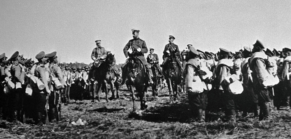 Император Николай II объезжает строй пехотных полков, отправляющихся в Маньчжурию, 1904 год