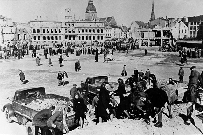 Великая Отечественная война 1941-1945 гг. Латвийская ССР. Жители Риги разбирают развалины после освобождения города от немецко-фашисткой оккупации. Осень 1944 года.