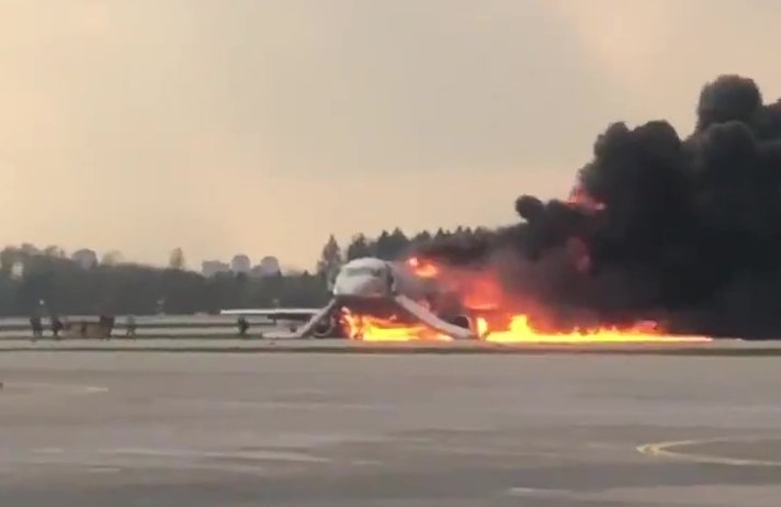 Самолет авиакомпании "Аэрофлот" Sukhoi Superjet 100, вернувшийся во время рейса Москва - Мурманск в аэропорт Шереметьево из-за возгорания на борту