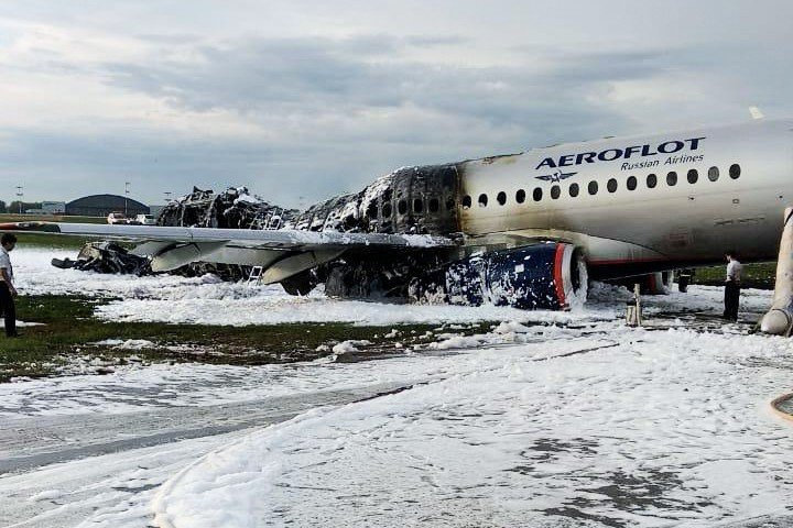 Тушение самолета авиакомпании "Аэрофлот" Superjet 100, вернувшегося во время рейса Москва - Мурманск в аэропорт Шереметьево из-за возгорания на борту