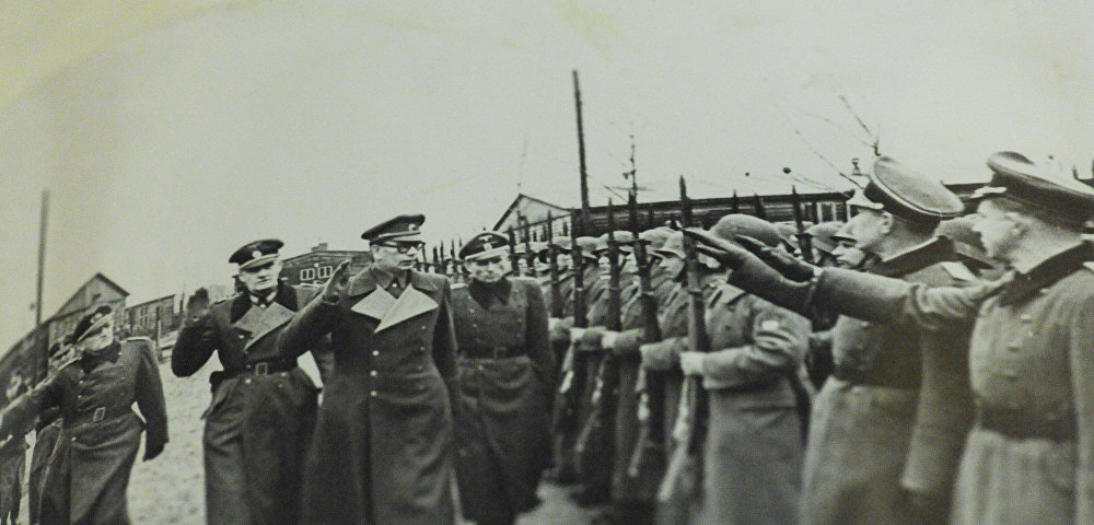 Генерал Андрей Власов вместе с немецкими офицерами принимает парад частей "РОА"
