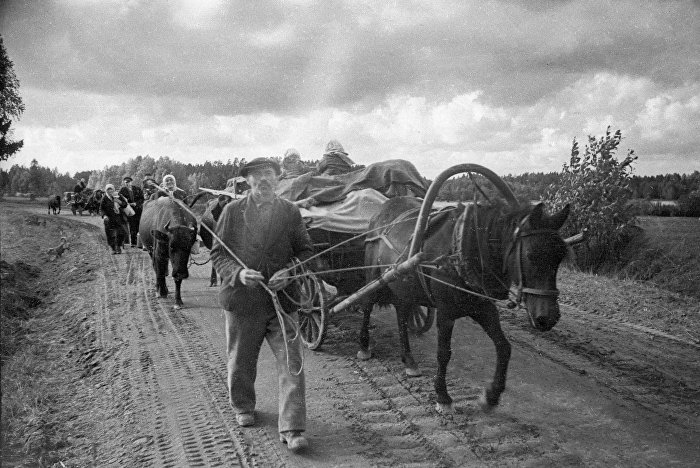 Жители освобожденных районов Латвии возвращаются в родные места, 1944 год