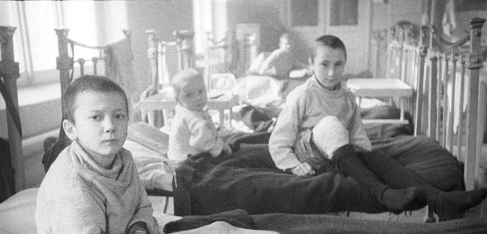 Дети, пострадавшие от немецко-фашистских обстрелов и бомбардировок, в одном из ленинградских госпиталей
