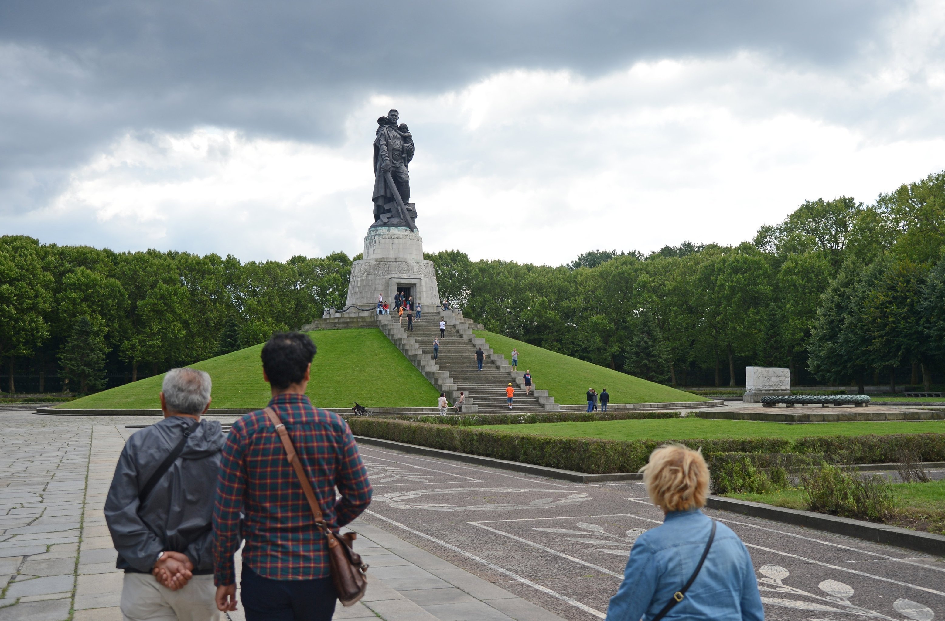 Монумент "Воин-освободитель" в Трептов-парке в Берлине.