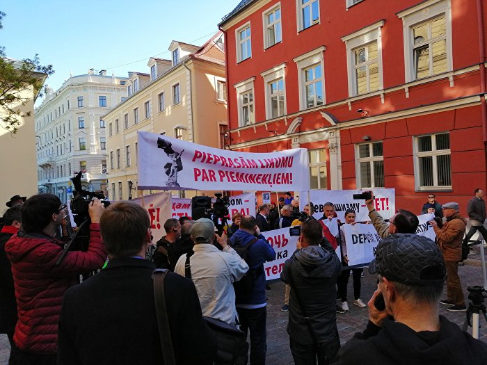 Митинг Русского Союза Латвии против сноса памятника Освободителям Риги. 9 мая, Рига.