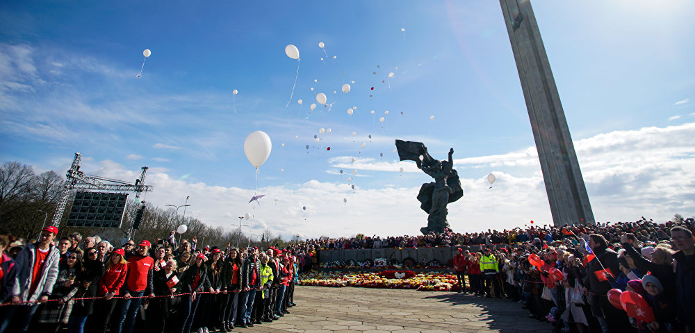 Участники акции "Бессмертный полк" у мемориала Советским войнам в Риге