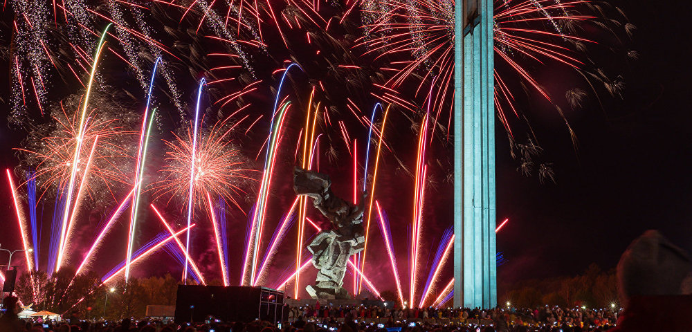 Салют у памятника Освободителей в День Победы в Риге