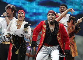 Pirates of The Sea выступают во время финала Конкурса Песни Евровидение 2008 на Белградской Арене, 24 мая 2008 года