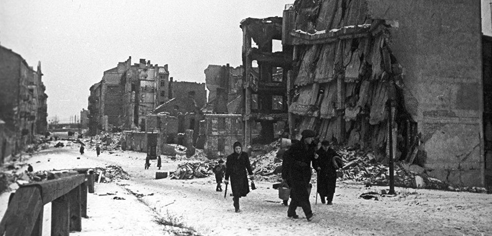 На одной из разрушенных немцами улиц Варшавы