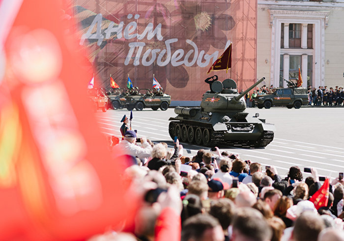 Танк Т-34 во время военного парада, посвященного 74-й годовщине Победы в Великой Отечественной войне, на Дворцовой площади в Санкт-Петербурге