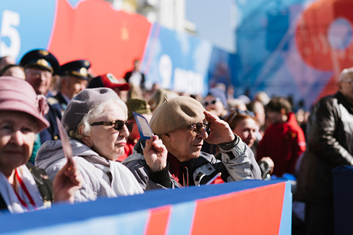 Участники делегации российских соотечественников на параде 9 мая в Санкт-Петербурге