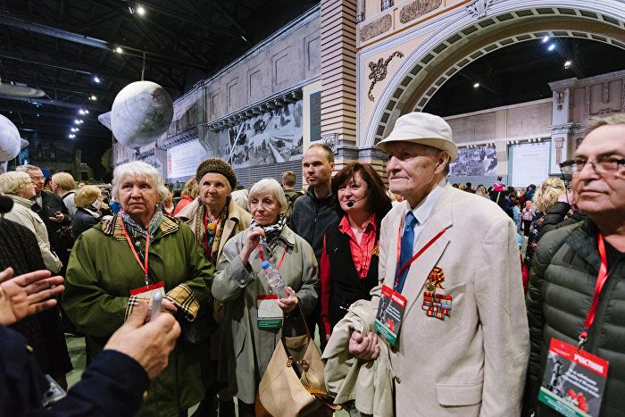 Участники делегации знакомятся с экспозицией на открытии музея военной истории патриотического объединения "Ленрезерв" в Санкт-Петербурге
