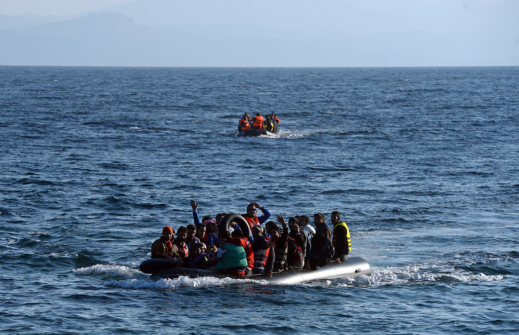Беженцы из Сирии, Ирака, Эритреи, прибывающие к острову Лесбос в Греции.