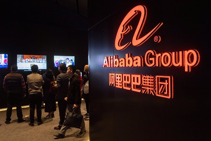 Посетители в штаб-квартире компании Alibaba Group в городе Ханчжоу в КНР.