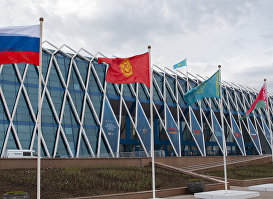 Флаги России, Киргизии, Казахстана, Белоруссии, Армении у Дворца Независимости в Нур-Султане