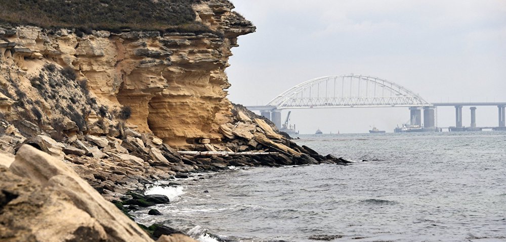 Суда проходят под аркой Крымского моста после возобновления судоходства в Керченском проливе.
