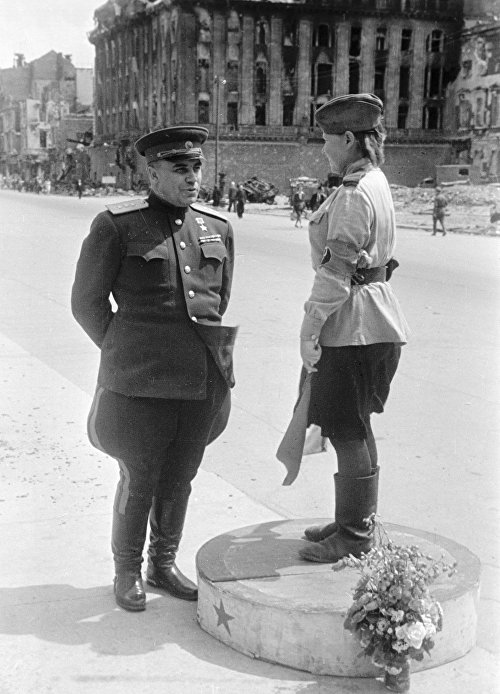 Первый комендант Берлина генерал-полковник Николай Эрастович Берзарин беседует с регулировщицей на одной из улиц города
