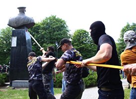 Националисты повалили бюст маршала Жукова в Харькове