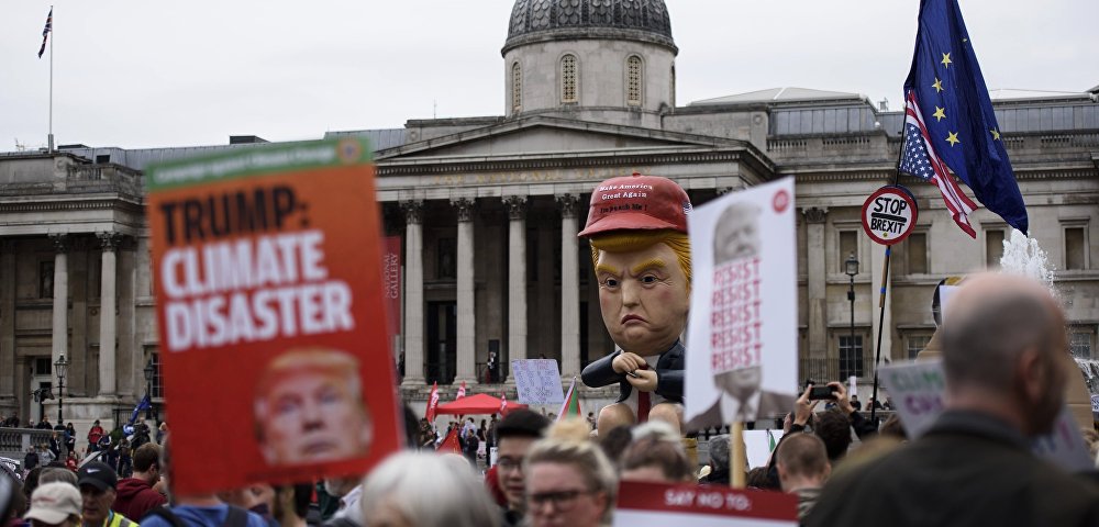 Участники акции протеста на Трафальгарской площади в Лондоне против официального визита президента США Дональда Трампа в Великобританию