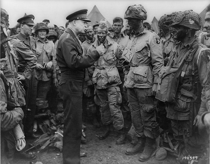 Дуайт Эйзенхауэр напутствует солдат роты «E» 502-го полка 101-й воздушно-десантной дивизии, Вечер 5 июня 1944