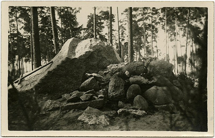 Разрушенный памятник погибшим солдатам Балтийского Ландесвера, 1929 год