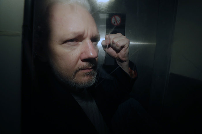 Основатель WikiLeaks Джулиан Ассанж после суда, 1 мая 2019