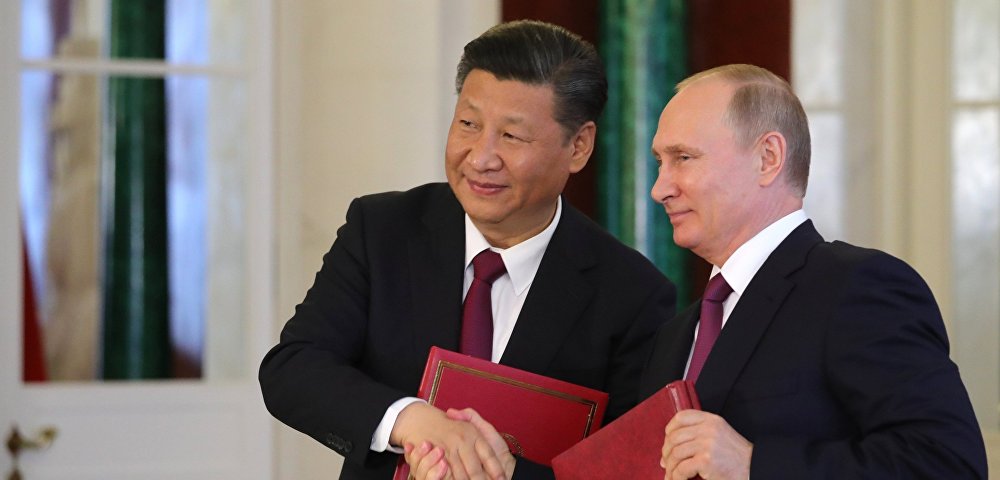 Президент РФ Владимир Путин и председатель Китайской Народной Республики (КНР) Си Цзиньпин (слева) 