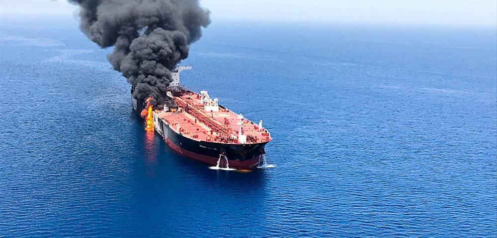 Пожар на одном из танкеров атакованных в Оманском заливе, 13 июня 2019