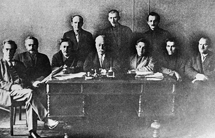Члены первого правительства Советской Латвии во главе с видным революционным деятелем, соратником В. И. Ленина Петром Стучкой (в центре).