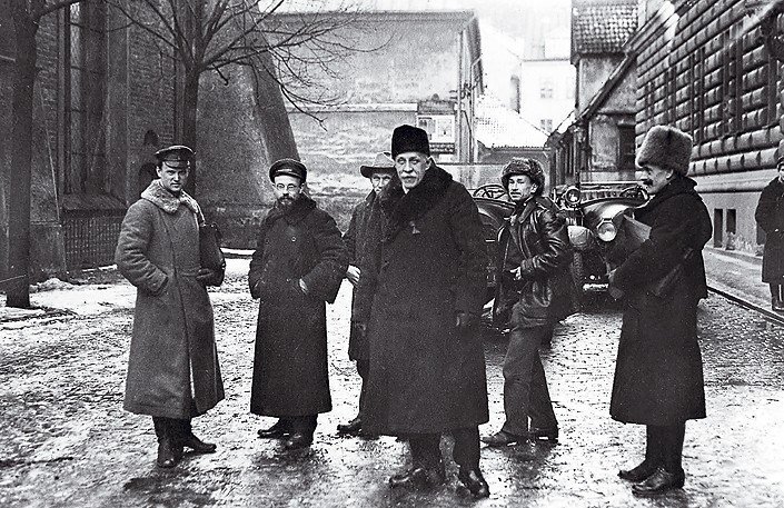 Члены правительства Советской Латвии в Доме правительства в январе 1919 года. Слева направо: Юлий Данишевский, Ото Карклинь, Давид Бейка, Петерис Стучка, Янис Шилф, Карл Петерсон