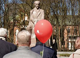 Латвийская социал-демократическая рабочая партия у памятника Райнису в Риге