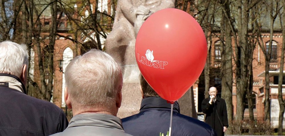 Латвийская социал-демократическая рабочая партия у памятника Райнису в Риге