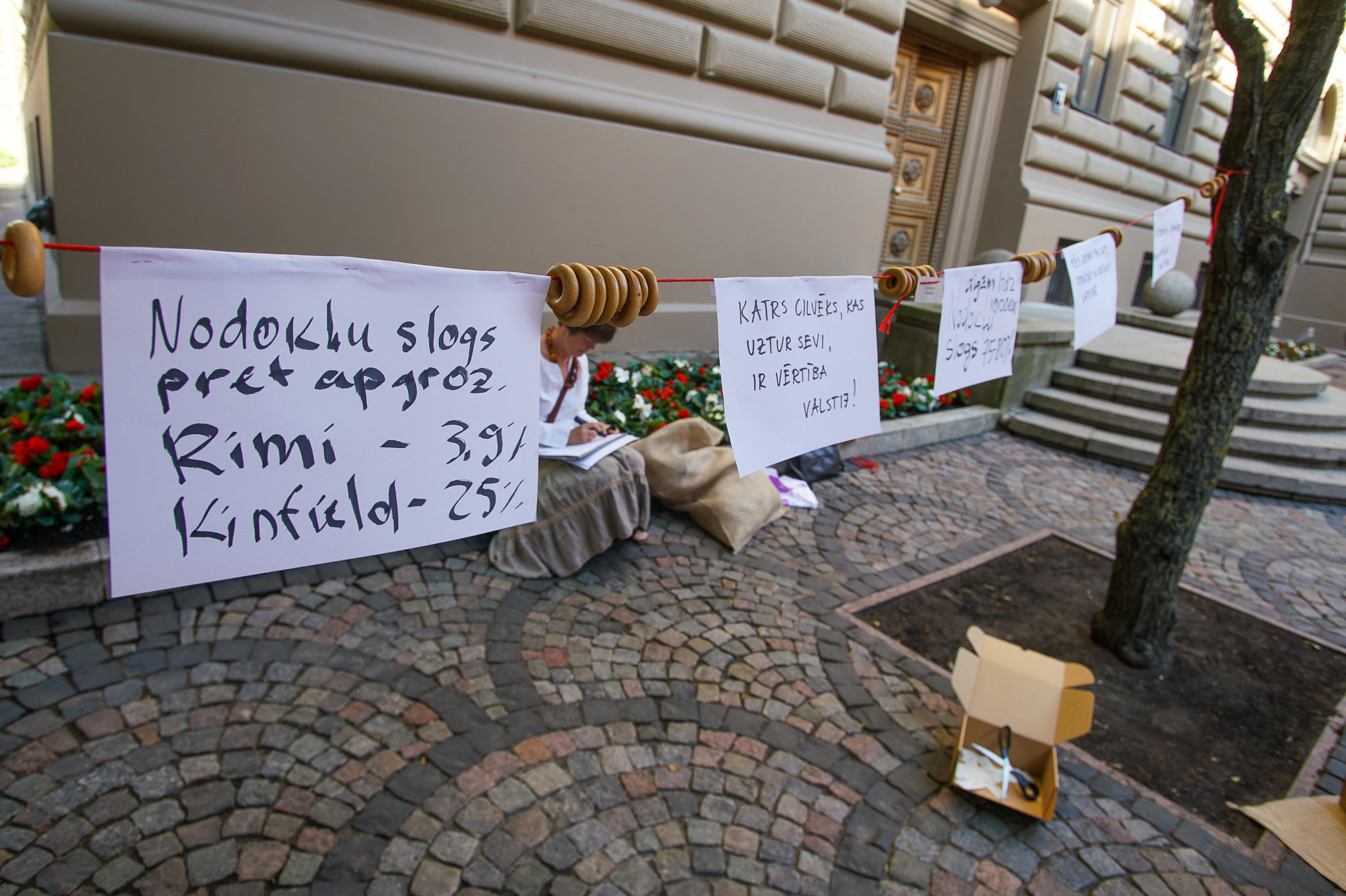 Акция протеста у дверей Сейма, против налоговой политики Латвии, 20 июня 2019