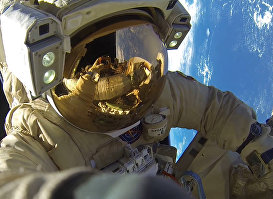 Космонавты Роскосмоса Антон Шкаплеров и Александр Мисуркин во время выхода в открытый космос, архивное фото