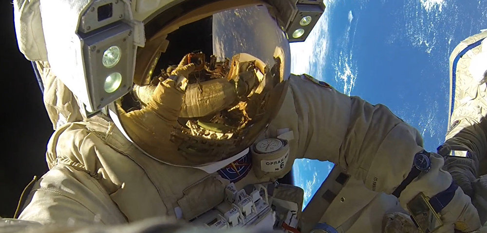 Космонавты Роскосмоса Антон Шкаплеров и Александр Мисуркин во время выхода в открытый космос, архивное фото