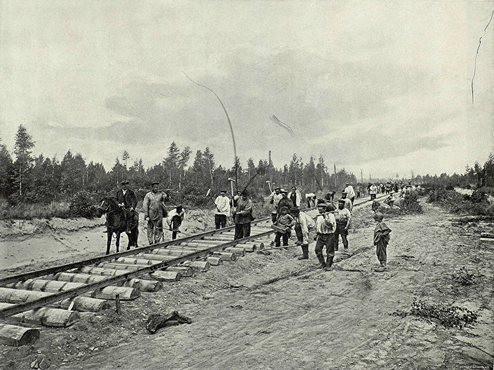 Укладка пути на Средне-Сибирской железной дороге в 1898 году