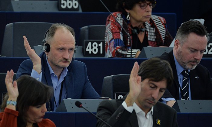 Депутат Европарламента от Латвии Мирослав Митрофанов (слева) на пленарной сессии Европейского парламента в Страсбурге