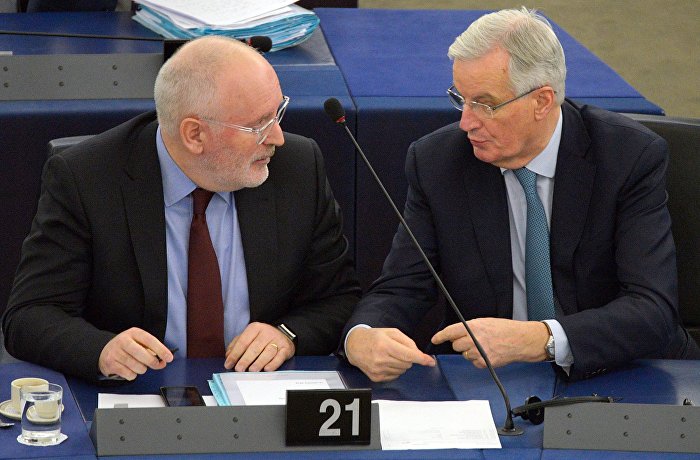 Первый заместитель председателя Европейской комиссии Франс Тиммерманс (слева) и координатор ЕС на переговорах по Brexit Мишель Барнье во время пленарной сессии Европейского парламента в Страсбурге.