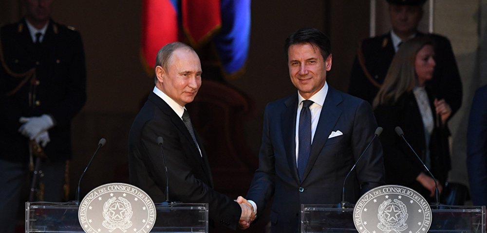 Президент РФ Владимир Путин и председатель Совета министров Италии Джузеппе Конте (справа) на пресс-конференции по итогам переговоров в Риме, 4 июля 2019