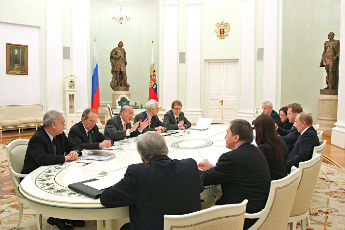 Президент России Владимир Путин (справа) проводит переговоры с генеральным секретарем Организации экономического сотрудничества и развития (ОЭСР) Анхелем Гурриа (третий слева на втором плане) в Кремле, 2013