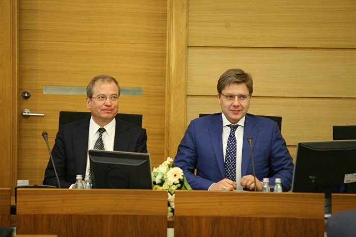 Андрис Америкс и Нил Ушаков во время заседания Рижской думы.
