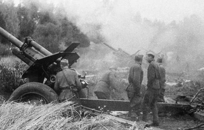 Советские артиллеристы ведут огонь по немецким позициям во время Великой Отечественной войны, Латвия, октябрь 1944 года