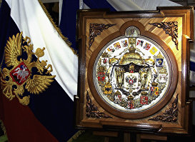 Большой Государственный герб Российской Империи, утвержденный императором Александром III в 1882 году, изготовлен в 2001 году в творческой мастерской Русский Клуб. 