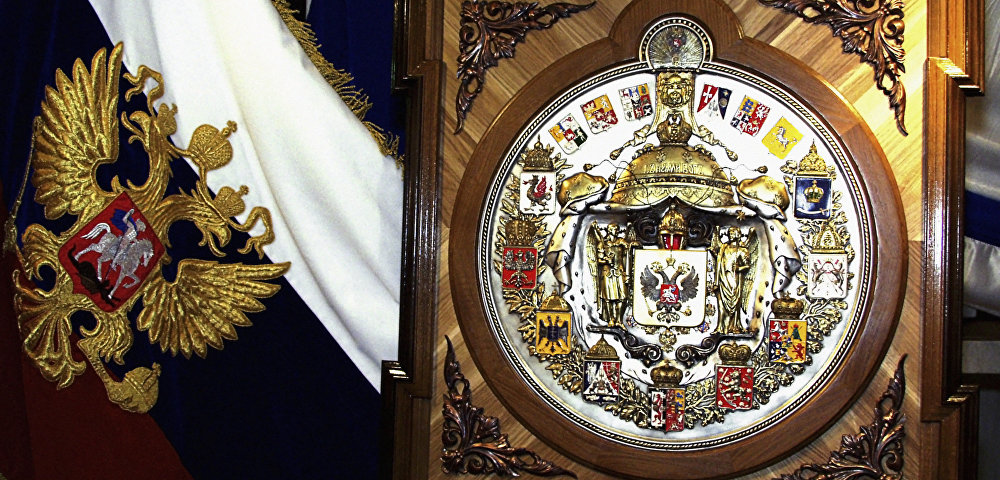 Большой Государственный герб Российской Империи, утвержденный императором Александром III в 1882 году, изготовлен в 2001 году в творческой мастерской Русский Клуб. 
