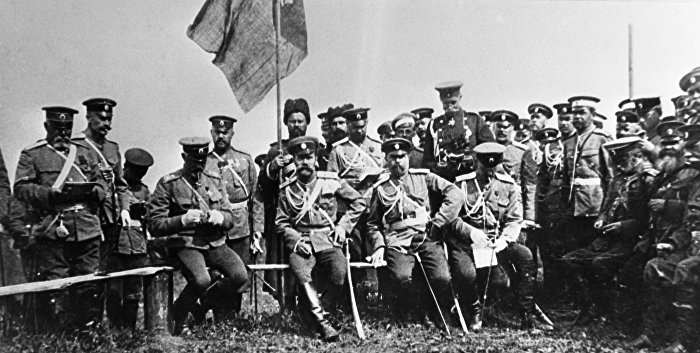 Император России Николай II (сидит второй слева) среди высших чинов российской армии.