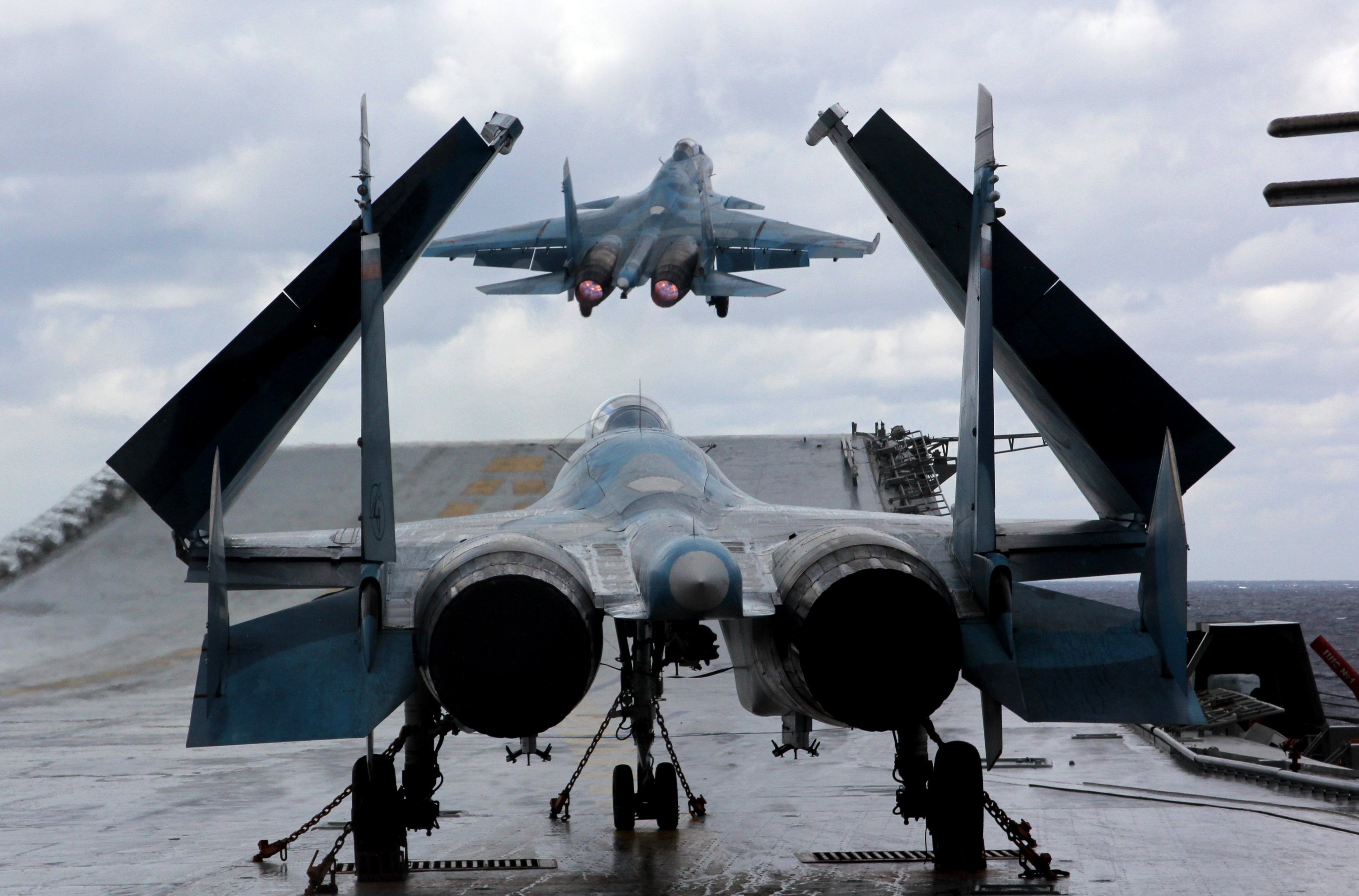Истребители Су-33 и МиГ-29К