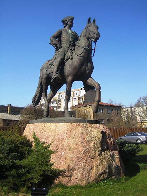 Памятник Петру I в Риге на частной автостоянке при агентстве недвижимости «Teikas nami»