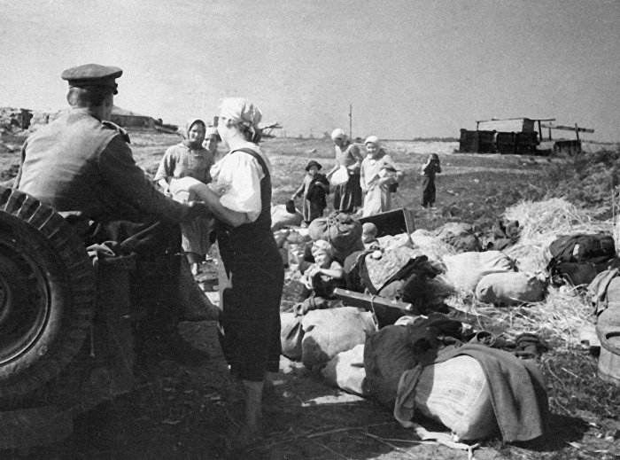 Советские воины помогают жителям Латвии, освобожденной от фашистских захватчиков,1944 год