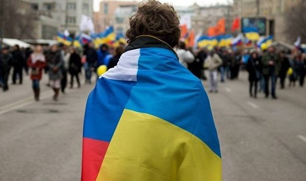 Флаги Украины и России.