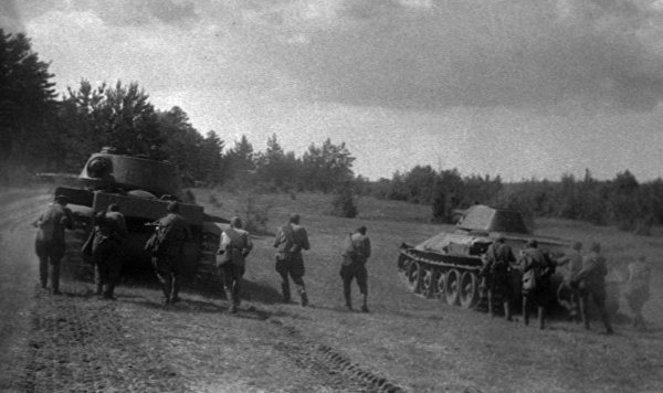Советские солдаты во время боя. 1-й Прибалтийский фронт, 1944 год